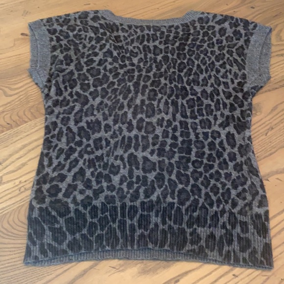 Cache lightweight deep v-neck animal print sweater, size Medium. - Picture 4 of 4